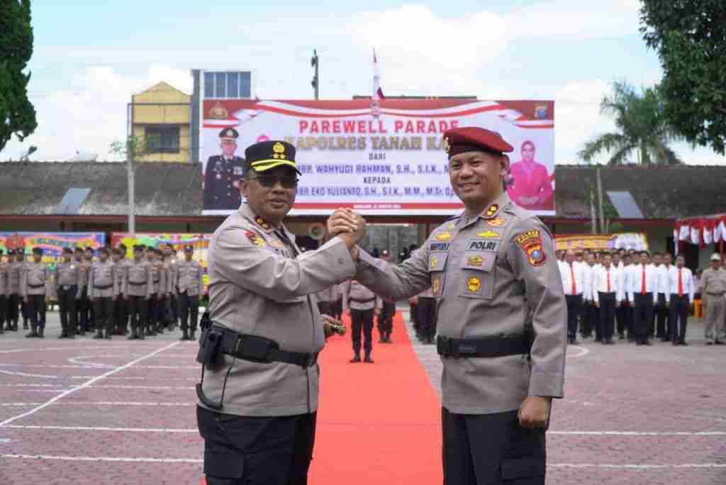 Pisah Sambut Kapolres Tanah Karo : AKBP Wahyudi Rahman Serahkan Jabatan Kepada AKBP Eko Yulianto